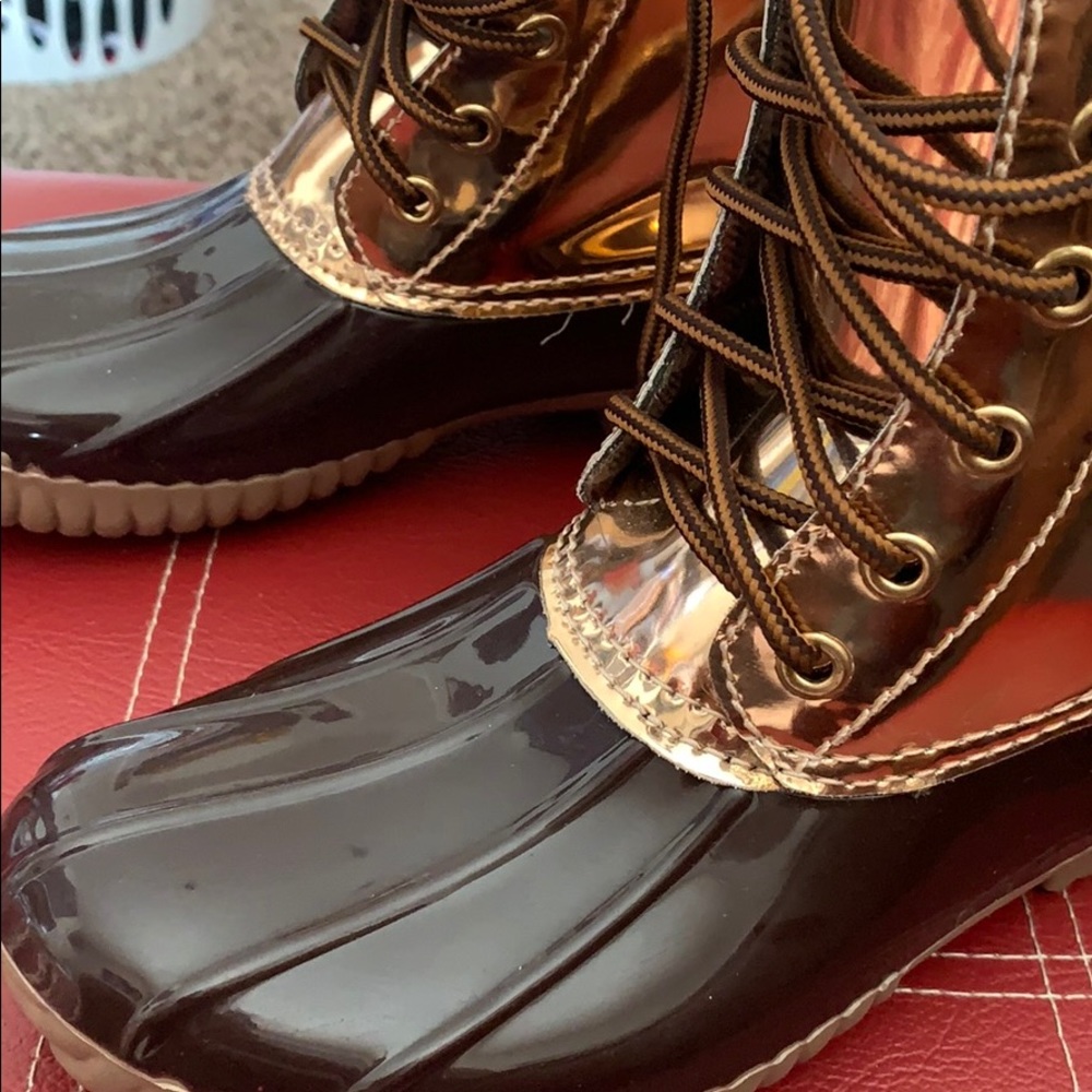 I am selling boots size 7 in very good condition..